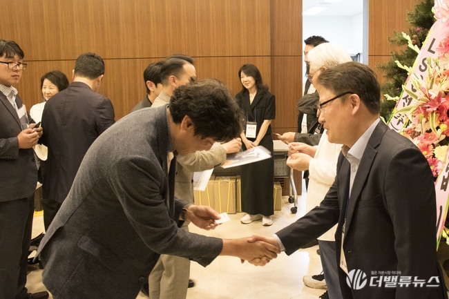 [대한민국 재계지도 포럼] 포럼 참석자들과 인사하는 이민주 편집국장